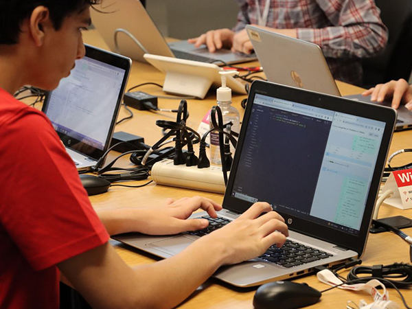 SI students coding on lap top