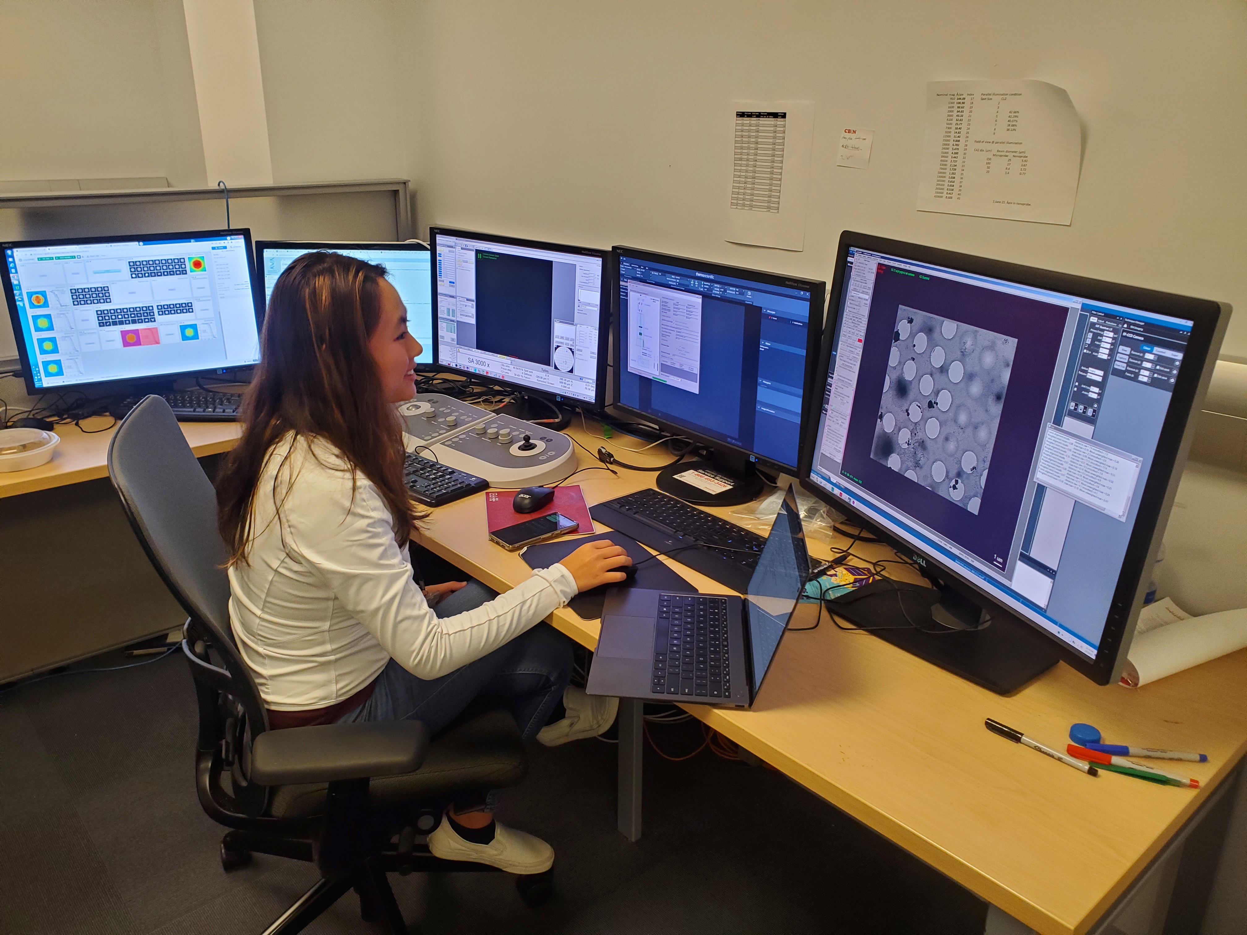 Graduate student Jenn Jiang screening samples in the Rutgers Cryo-EM & Nanoimaging Facility